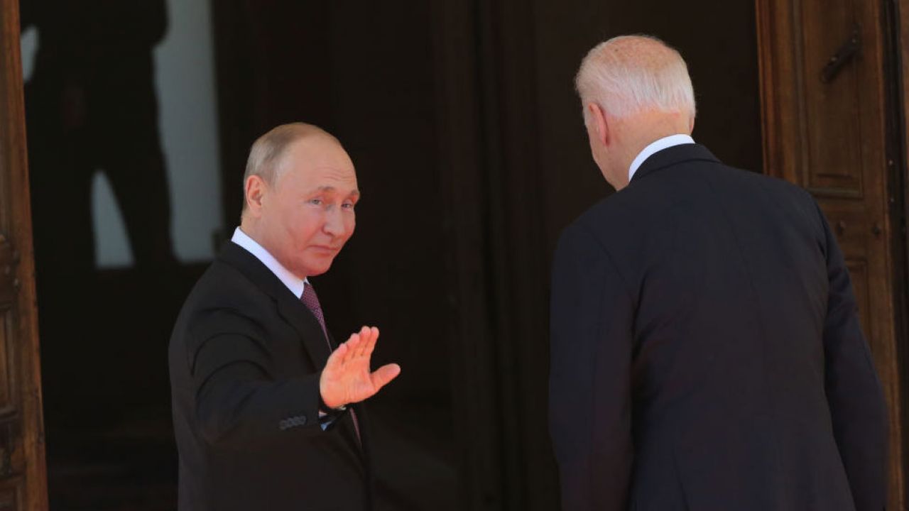 Od lewej: Władimir Putin, Joe Biden (fot. Mikhail Svetlov/Getty Images)