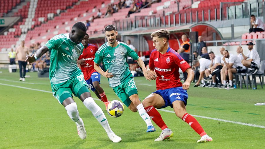 Zawodnicy Maccabi Hajfa Amit Arazi (L) i Jelle Bataille (C) oraz Tomasz Pieńko (P) z Rakowa Częstochowa podczas meczu 3. rundy eliminacyjnej piłkarskiej Ligi Konferencji, 14 bm. w węgierskim Debreczynie. Fot. PAP/Waldemar Deska