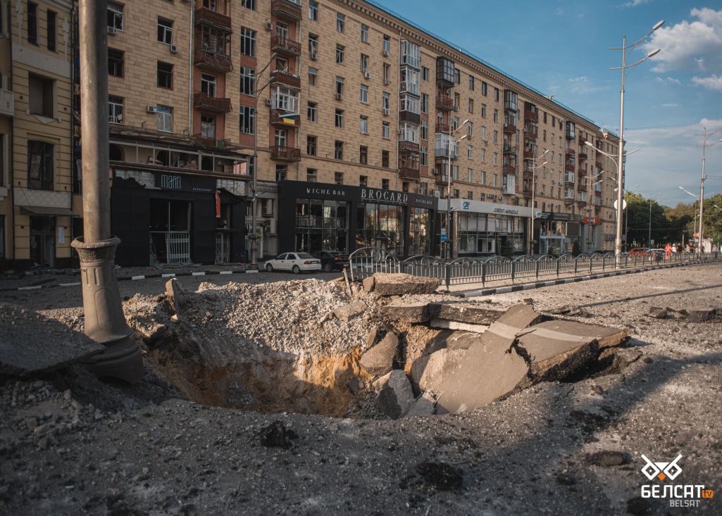 Здымак мае ілюстрацыйны характар. Падчас расейскага абстрэлу адна з ракет трапіла ў цэнтральную частку гораду на Паўлаўскую плошчу. Харкаў, Украіна. 27 жніўня 2022 года. (Фота: Міра Ляселішская / Белсат)