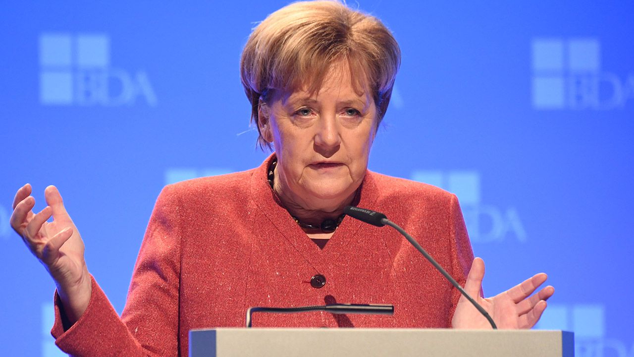 Państwa narodowe powinny przekazać swoją suwerenność i być odpowiedzialne za tę decyzję – mówi Angela Merkel (fot. PAP/EPA/CLEMENS BILAN)