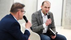Zbigniew Bródka podczas prezentacji swojej biografii (fot. PAP)