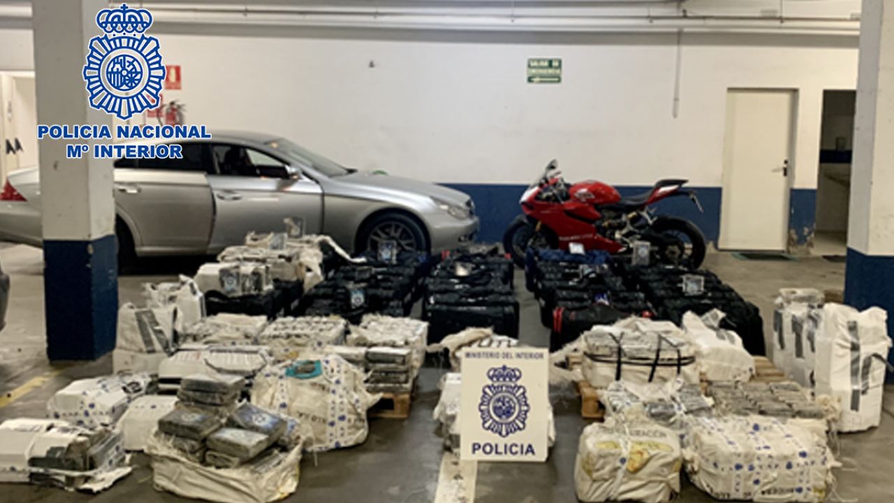 Kokaina przejęta w garażu w Huelvie (fot. Policia Nacional)