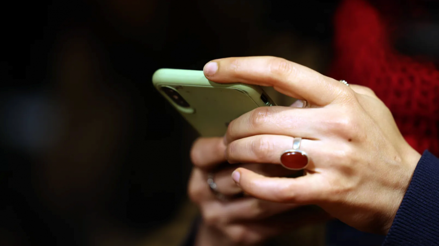 Konin, oszustwo na pracownika banku, kod BLIK, oszustwo telefoniczne (fot. zdj. ilustr., PAP/EPA/ABEDIN TAHERKENAREH)