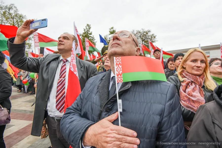 Беларусы глядзяць на ўзняццё дзяржаўнага сцяга на плошчы Леніна ў Гомлі, Беларусь. (Фота: newsgomel.by)