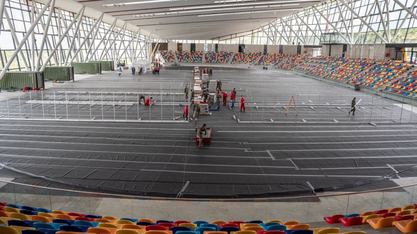 Hiszpańskie wojsko pomagało w organizacji polowego szpitala w hali Pista Coberta De Catalunya D'atletisme. Jeszcze w marcu odbyły się tu zawody lekkoatletyczne (fot. Getty Images)
