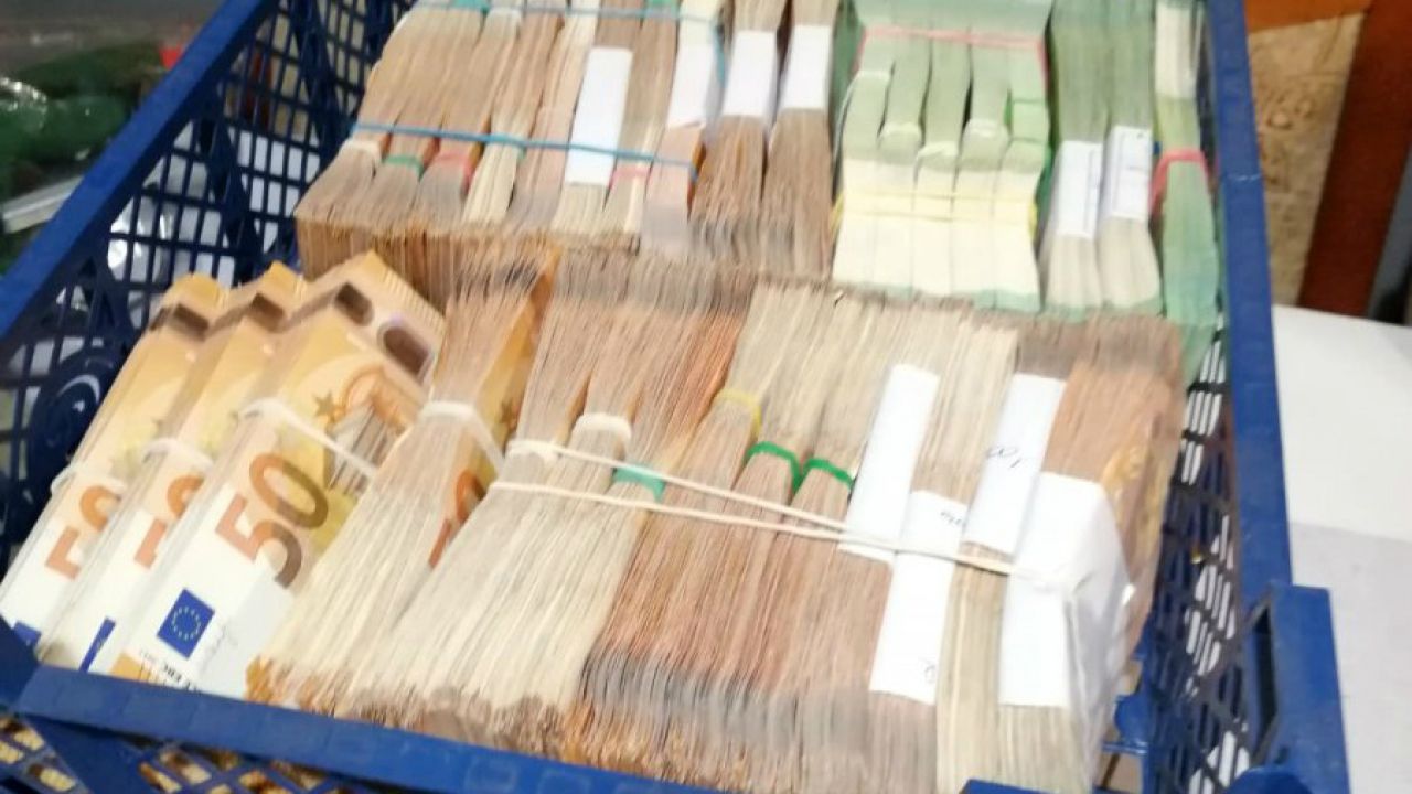 Oszuści zarobili miliony na fikcyjnym obrocie paliwami (fot. policja.waw.pl, zdjęcie ilustracyjne) Oszuści zarobili miliony na fikcyjnym obrocie paliwami (fot. policja.waw.pl, zdjęcie ilustracyjne)