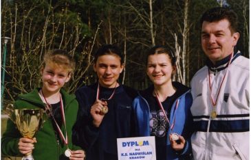 Drużynowe Mistrzynie Polski do lat 14 w 2003 roku. Urszula Radwańska, Martyna Galewicz i Agnieszka Radwańska oraz trener Robert Radwański (fot. archiwum klubowe)
