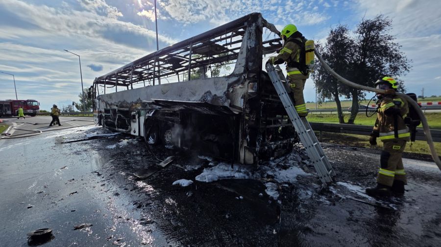 Sługocin - pożar autokaru na A2 (fot. OSP Lądek - kanał ratowniczy/Facebook)