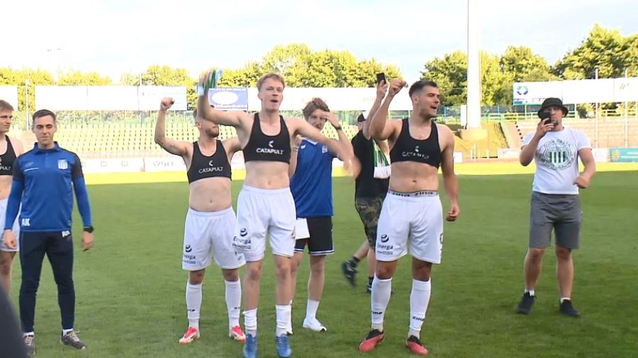 Grudziądzcy piłkarze cieszą się z utrzymania w Betclic 2. Lidze