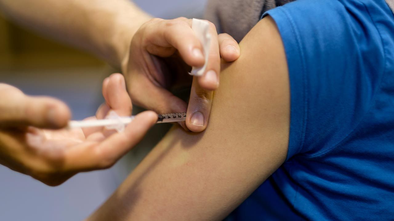 W przypadku preparatu AstraZeneca największa grupa osób zgłaszała podwyższoną temperaturę (fot. Thierry Monasse/Getty Images) W przypadku preparatu AstraZeneca największa grupa osób zgłaszała podwyższoną temperaturę (fot. Thierry Monasse/Getty Images)