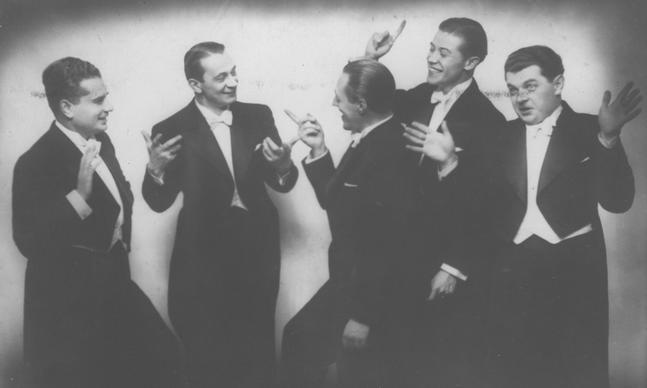 Dan’s choir in 1937. From the left: Władysław Daniłowski-Dan, Mieczysław Fogg, Tadeusz, Bogdanowicz, Tadeusz Jasłowski, Adam Wysocki. Photo: NAC / Ilustrowany Kurier Codzienny, catalogue number: 1-K-7129