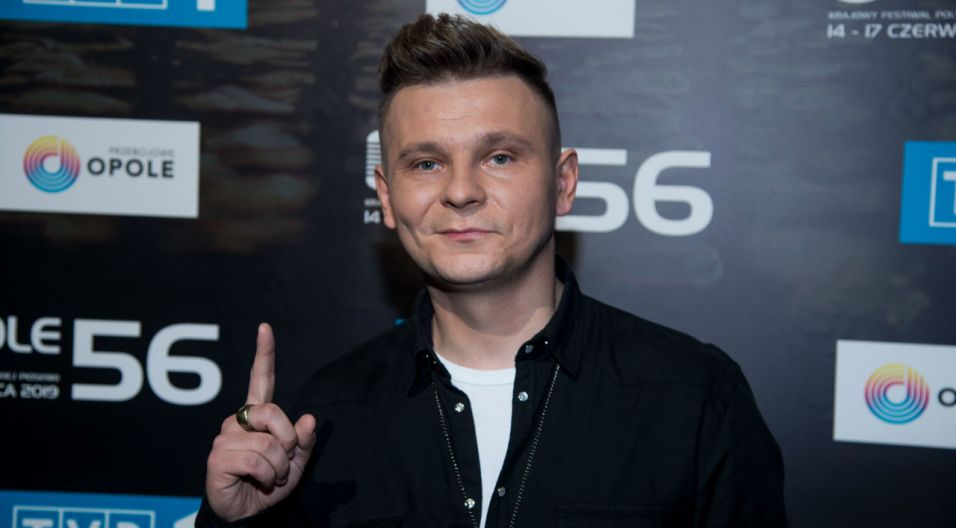 Patryk Kumór zaprezentuje piosenkę pt. „Hooligan”. Wpadający w ucho utwór jest pozycją z czwartego albumu artysty (fot. J. Bogacz/TVP)