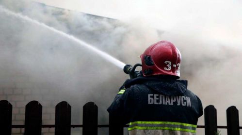 Ратавальнік тушыць пажар