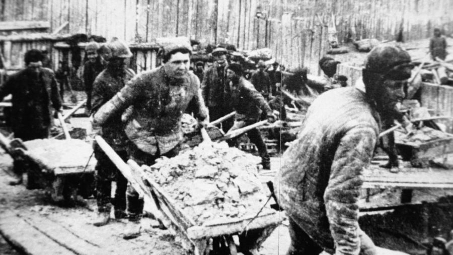 Rok 1932. Kułacy i uznani za wrogów ludu budują Kanał Białomorski. Fot.  Sovfoto/Universal Images Group via Getty Images