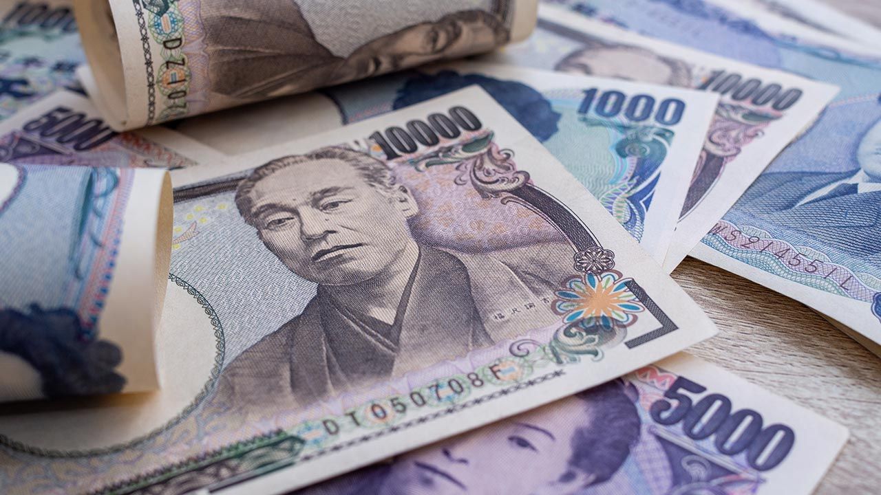 Władze japońskiego miasta Abu przeznaczyły w kwietniu 46,3 miliona jenów (około 1,5 mln zł) na zasiłki covidowe (fot. Shutterstock/shisu_ka)
