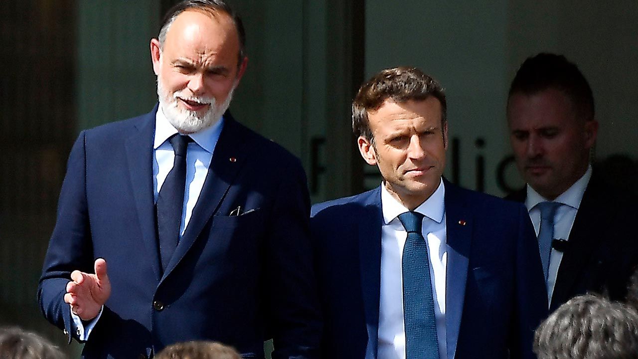 Edouard Philippe (z lewej) i Emmanuel Macron (fot.  Aurelien Meunier/Getty Images)