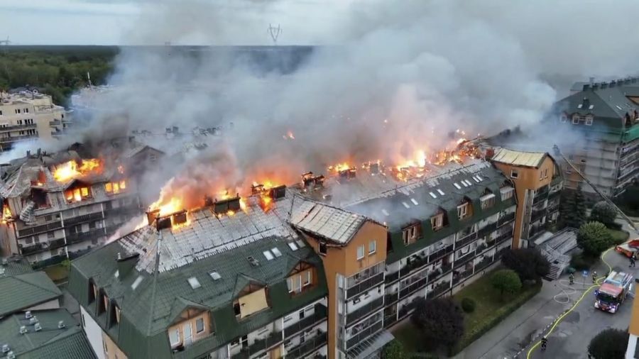 Pożar w budynku mieszkalnym przy ulicy Powstańców w Ząbkach wybuchł w czwartek 3 lipca / fot. Mateusz Szmelter, TVP3 Warszawa