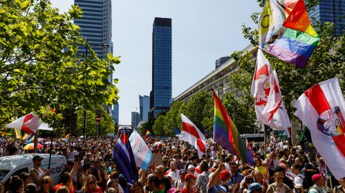 Беларусские национальные бело-красно-белые флаги развиваются в толпе на Параде равенства, который прошел в центре Варшавы, Польша. 14 июня 2025 года. Фото: Белсат
