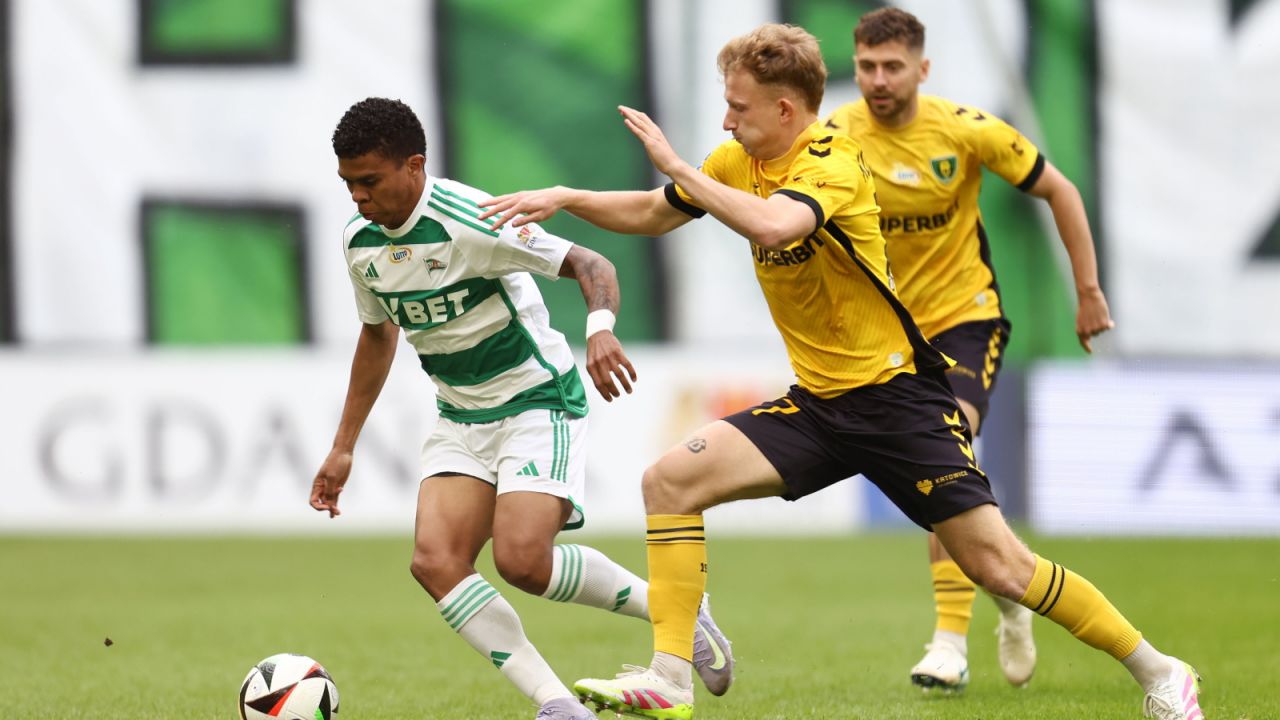Mateusz Kowalczyk podczas meczu z Lechią Gdańsk (fot. PAP)