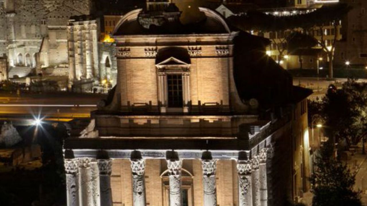 Nadzwyczajna iluminacja to, jak podkreślają władze Rzymu, specjalny prezent dla turystów (fot.Twitter/Corriere della Sera) Nadzwyczajna iluminacja to, jak podkreślają władze Rzymu, specjalny prezent dla turystów (fot.Twitter/Corriere della Sera)