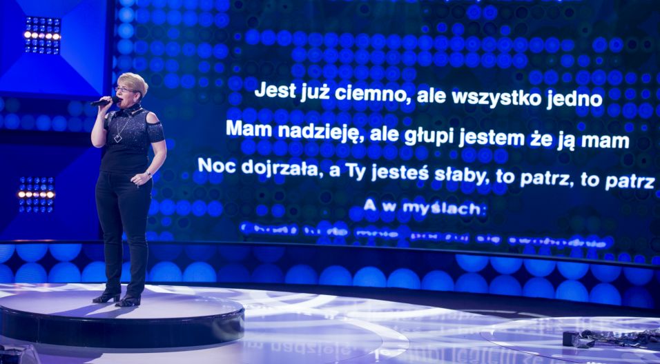 Jolanta Kozubek do „Szansy na sukces” przyjechała aż z Włoch i opłaciło się, bo uczestniczka wylosowała największy hit grupy „A gdy jest już ciemno” (fot. TVP)