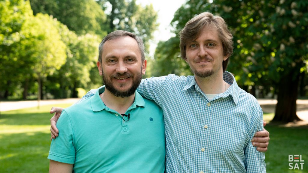 Віктар Шукеловіч (вядоўца праграмы «Мова нанова») і Лявон Маліноўскі. Фота: «Белсат»