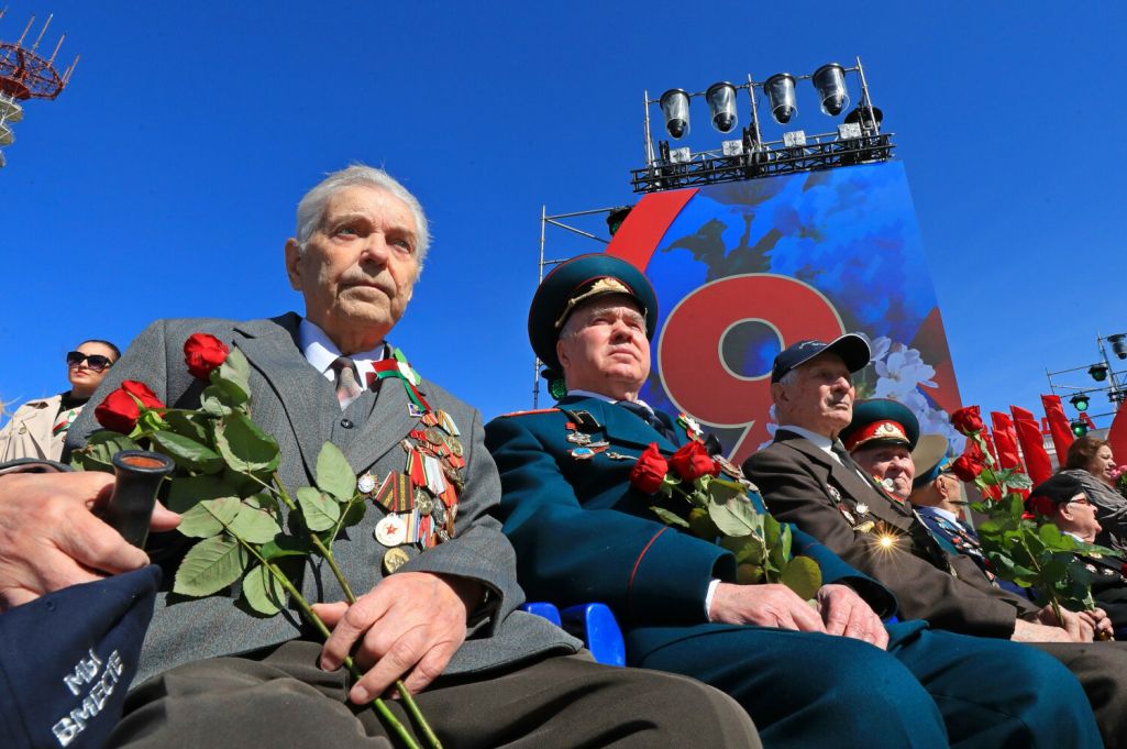 Ветэраны прысутнічаюць на цырымоніі, прысвечанай 77-й гадавіне перамогі ў Вялікай Айчыннай вайне. Менск, Беларусь. 9 траўня 2022 года. Фота: Henadz Zhinkov / Xinhua / East News