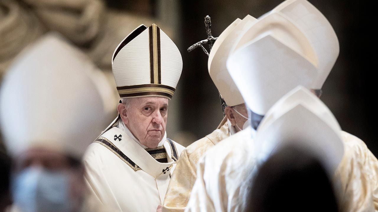 Papież Franciszek przyjął trzecią dawkę szczepionki przeciw COVID-19 (fot. Vatican Pool/Getty Images)