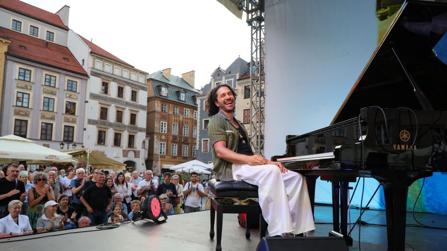 Amerykański pianista Emmet Cohen podczas występu w ramach 30. Międzynarodowego Plenerowego Festiwalu Jazz na Starówce,  PAP/Paweł Supernak
