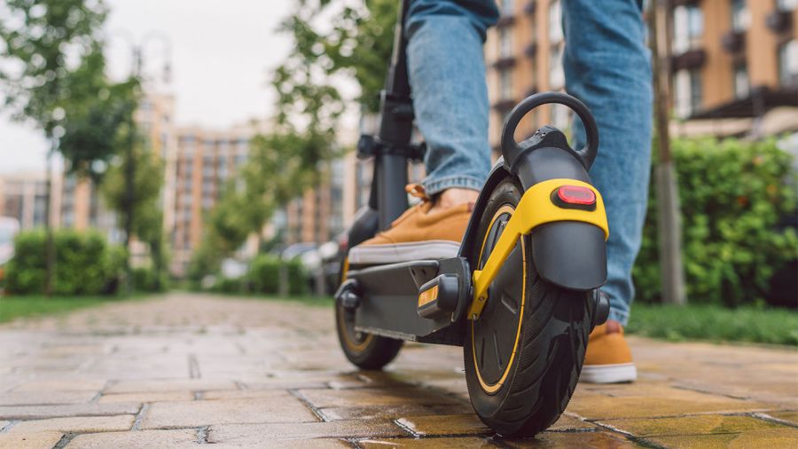 Tragiczny wypadek na hulajnodze elektrycznej (fot. Shutterstock)