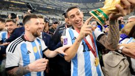 Lionel Messi dowiaduje się, że trzymał w swoich rękach... podróbkę Pucharu Świata (fot. Getty)