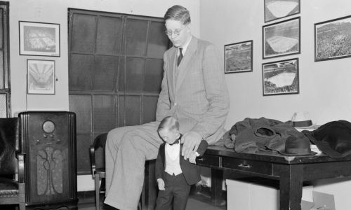 Robert Wadlow, gigant o wzroście 8 stóp i 6 cali (259 cm!) w cyrku Garden, porównuje buty swoje i bardzo niskiego Major Mite'a. Fot. Eddie Jackson/NY Daily News Archive via Getty Images