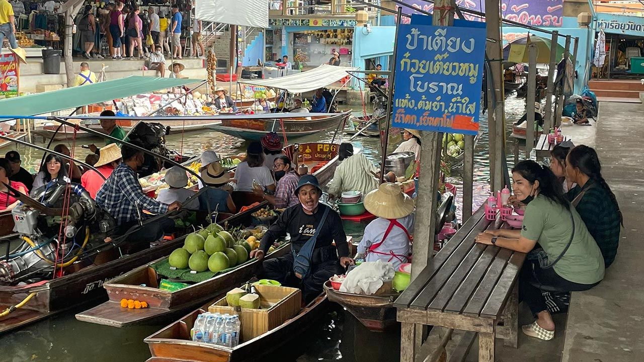Najsłynniejszym pływającym targiem w Tajlandii jest Damnoen Saduak (fot. Agnieszka Wasztyl)