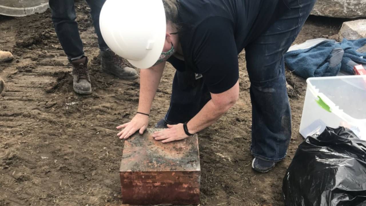 Kapsuła czasu została ukryta w podstawie posągu generała Konfederacji Roberta Edwarda Lee (fot. TT/Governor Ralph Northam) Kapsuła czasu została ukryta w podstawie posągu generała Konfederacji Roberta Edwarda Lee (fot. TT/Governor Ralph Northam)