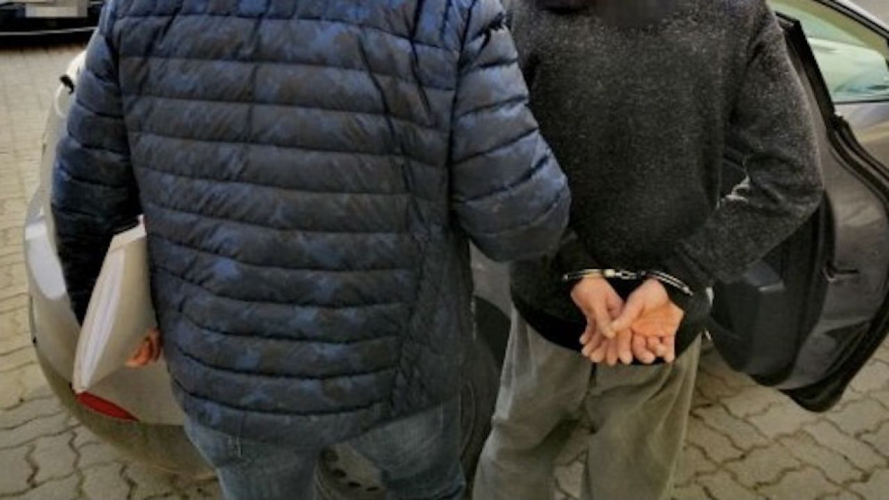Były doradca Ewy Kopacz wychodzi z aresztu po wpłaceniu 60 tysięcy złotych kaucji (fot. policja.pl, zdjęcie ilustracyjne) Były doradca Ewy Kopacz wychodzi z aresztu po wpłaceniu 60 tysięcy złotych kaucji (fot. policja.pl, zdjęcie ilustracyjne)