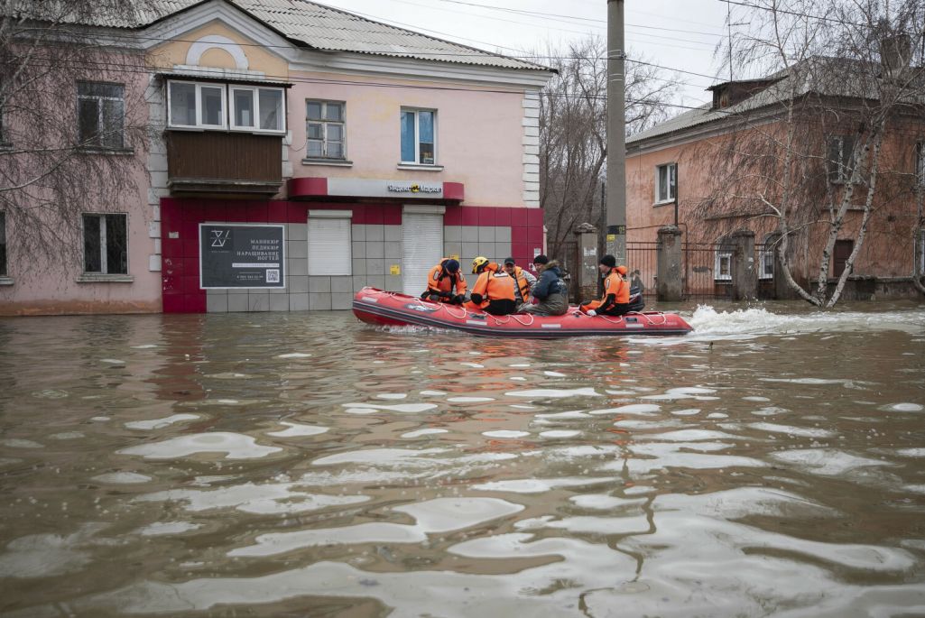 Супрацоўнікі МНС і паліцыя едуць на лодцы падчас эвакуацыі на затопленай в (Фота: AP Photo / East News)