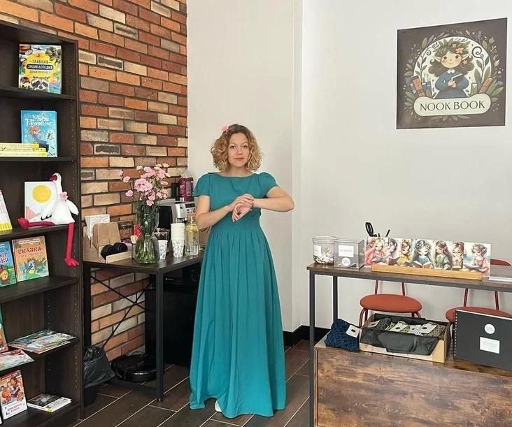 Аляксандра Вайцяховіч у сваёй кнігарні. (Крыніца: Наша Ніва.)