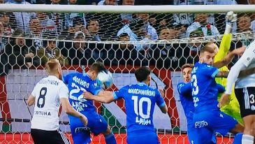 Gdyby nie odbicie piłki ręką przez Radosława Murawskiego, piłka spadłaby pod nogami Rafała Augustyniaka (fot. Canal+ Sport)