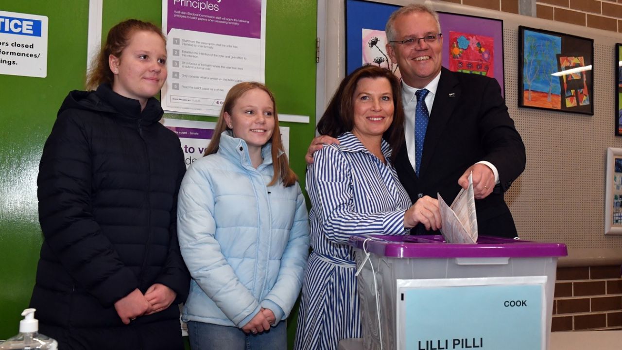 Koalicja premiera Scotta Morrisona (na zdj. z prawej) rywalizuje z opozycyjną Partią Pracy (fot. PAP/EPA/Mick Tsikas)