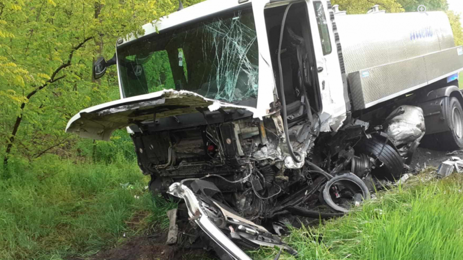 Dąbrowice Stare tragiczny wypadek, zderzenie auta i ciężarówki dk92, powiat kolski (fot. FB/OSP w Trzęśniewie)