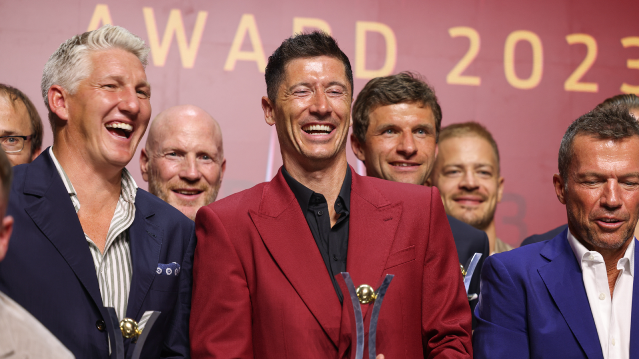 Robert Lewandowski w środku (fot. PAP/EPA)