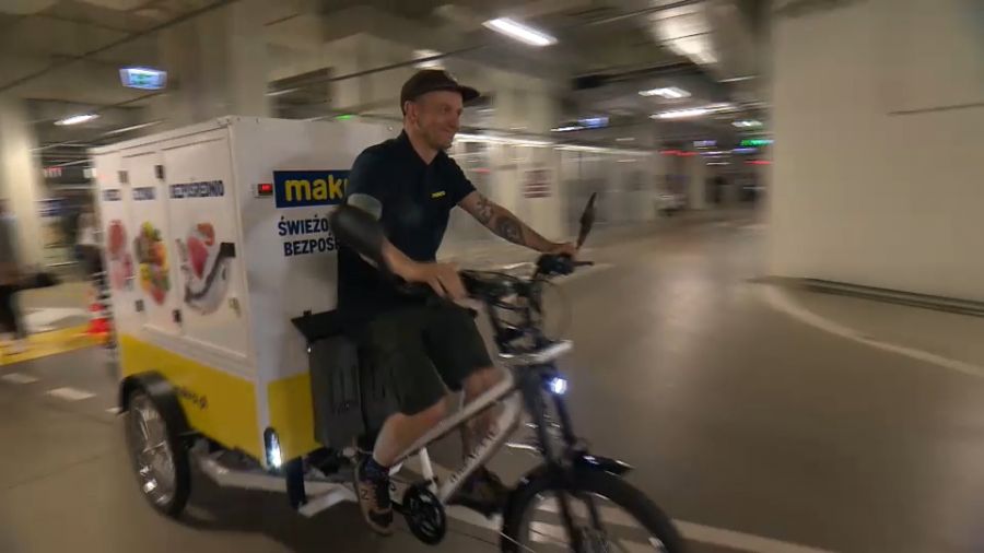 Część wrocławskich kurierów przesiada się na rowery (fot. TVP3 Wrocław)