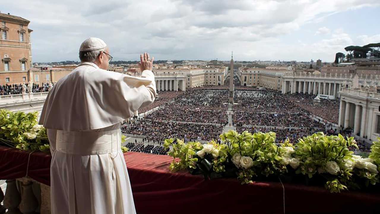 Papież Franciszek macha wiernym z balkonu wychodzącego na Plac Świętego Piotra w Watykanie (fot. REUTERS/Osservatore Romano) Papież Franciszek macha wiernym z balkonu wychodzącego na Plac Świętego Piotra w Watykanie (fot. REUTERS/Osservatore Romano)