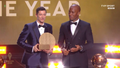 Robert Lewandowski z nagrodą dla najlepszego napastnika (fot. TVP)