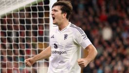 Harry Maguire (fot. Getty Images) Piłkarz Manchesteru United w jasnym stroju krzyczy i zaciska pięści w geście radości po zdobyciu bramki w meczu z Liverpoolem w Premier League.
