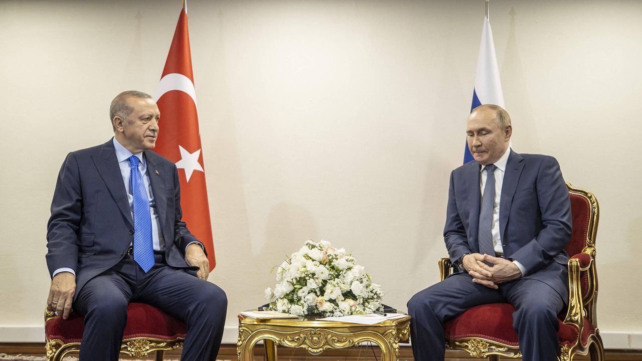Prezydent Turcji Recep Tayyip Erdogan i lider Rosji Władimir Putin (fot. PAP, Ali Balikci / Anadolu Agency/ABACAPRESS.COM)