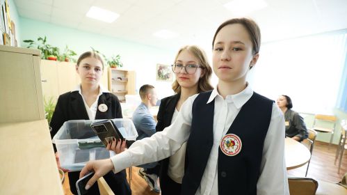 Гимназия №7 в Минске, где ученики сдают телефоны перед уроком