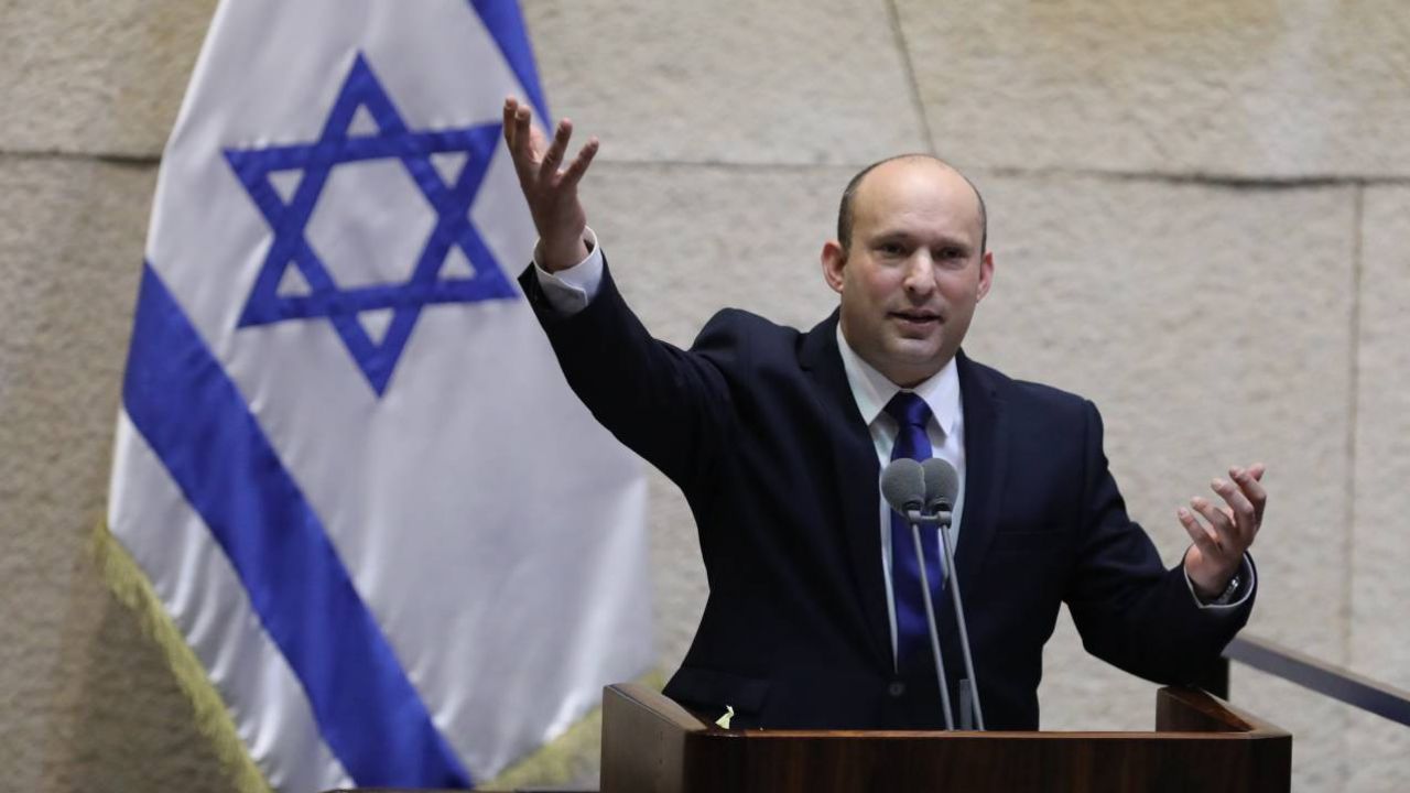 Nacjonalista Naftali Bennett pokieruje rządem koalicyjnym (fot. PAP/EPA/ABIR SULTAN) Nacjonalista Naftali Bennett pokieruje rządem koalicyjnym (fot. PAP/EPA/ABIR SULTAN)