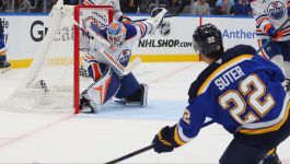 Hokeiści St. Louis Blues pokonali na własnym lodowisku Edmonton Oilers 3:2. Tym samym zakończyli serię siedmiu porażek z rzędu (fot. Getty Images)