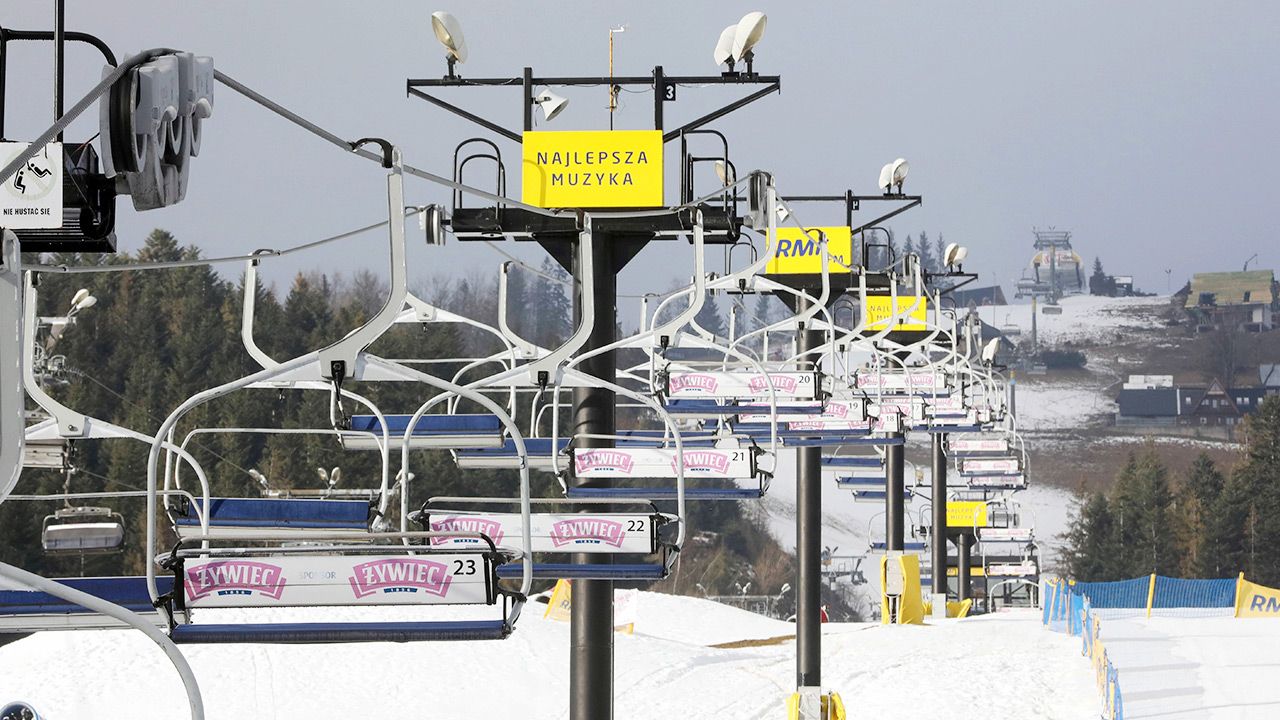 Z powodu pandemii nieczynne są m.in. wyciągi (fot. PAP/Grzegorz Momot) Z powodu pandemii nieczynne są m.in. wyciągi (fot. PAP/Grzegorz Momot)